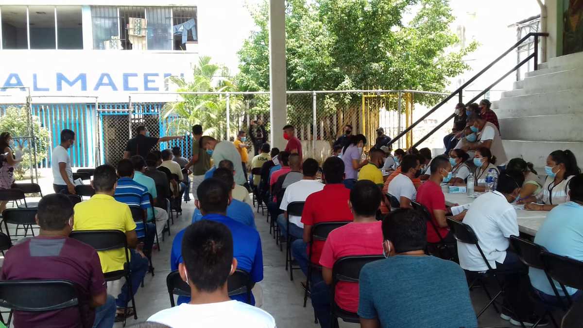 Vacunan a reclusos contra COVID en Acapulco