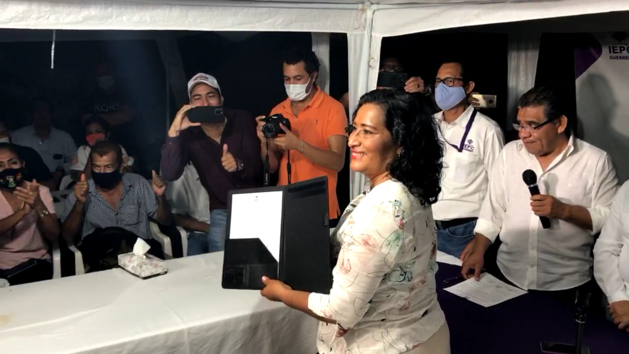 Abelina López recibe constancia de mayoría del IEPC