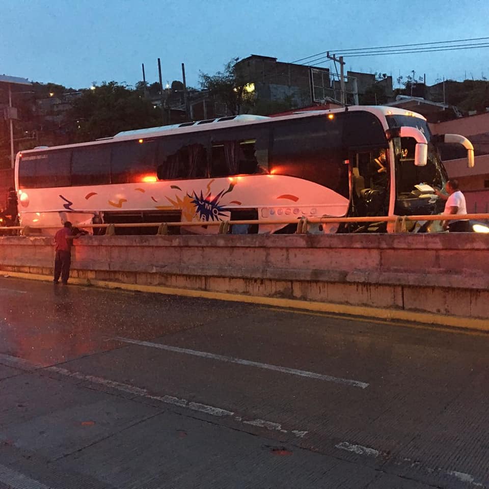Choque de autobús deja como saldo 6 heridos