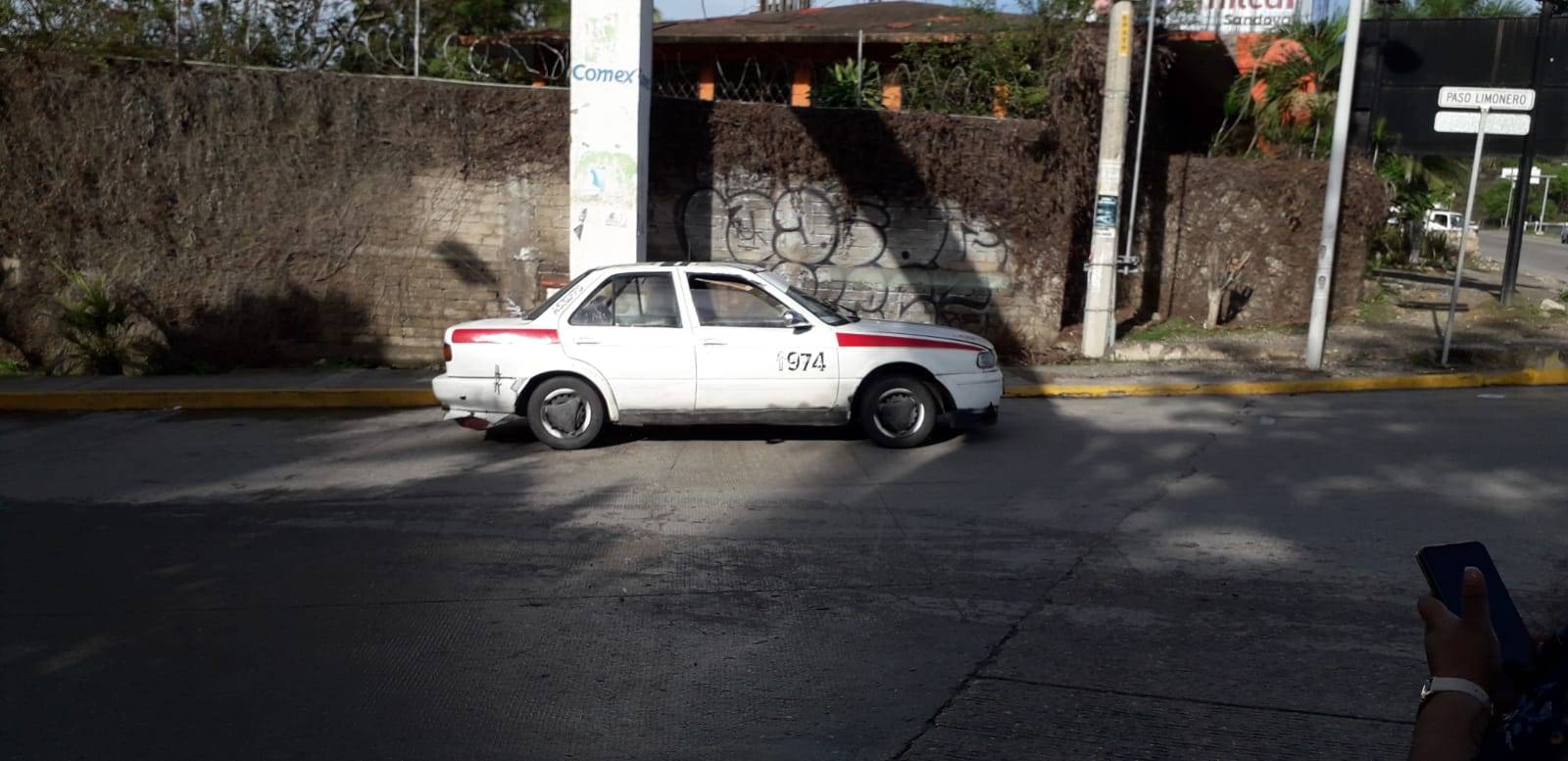 Hallan a restos humanos dentro de un taxi abandonado