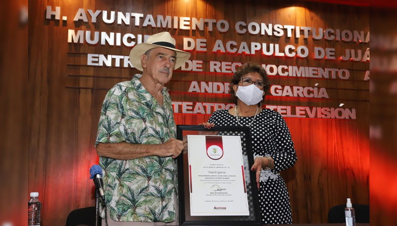 VIDEO: Entrega Román Ocampo reconocimiento a Andrés García