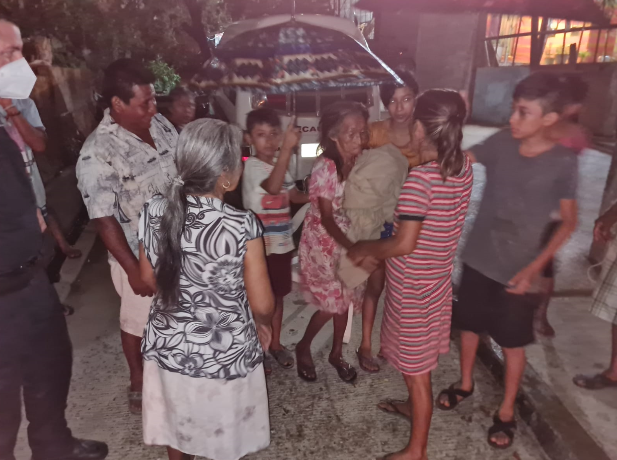 VIDEO: Rescata policía auxiliar a una anciana en un barranco de las Parotas en Acapulco
