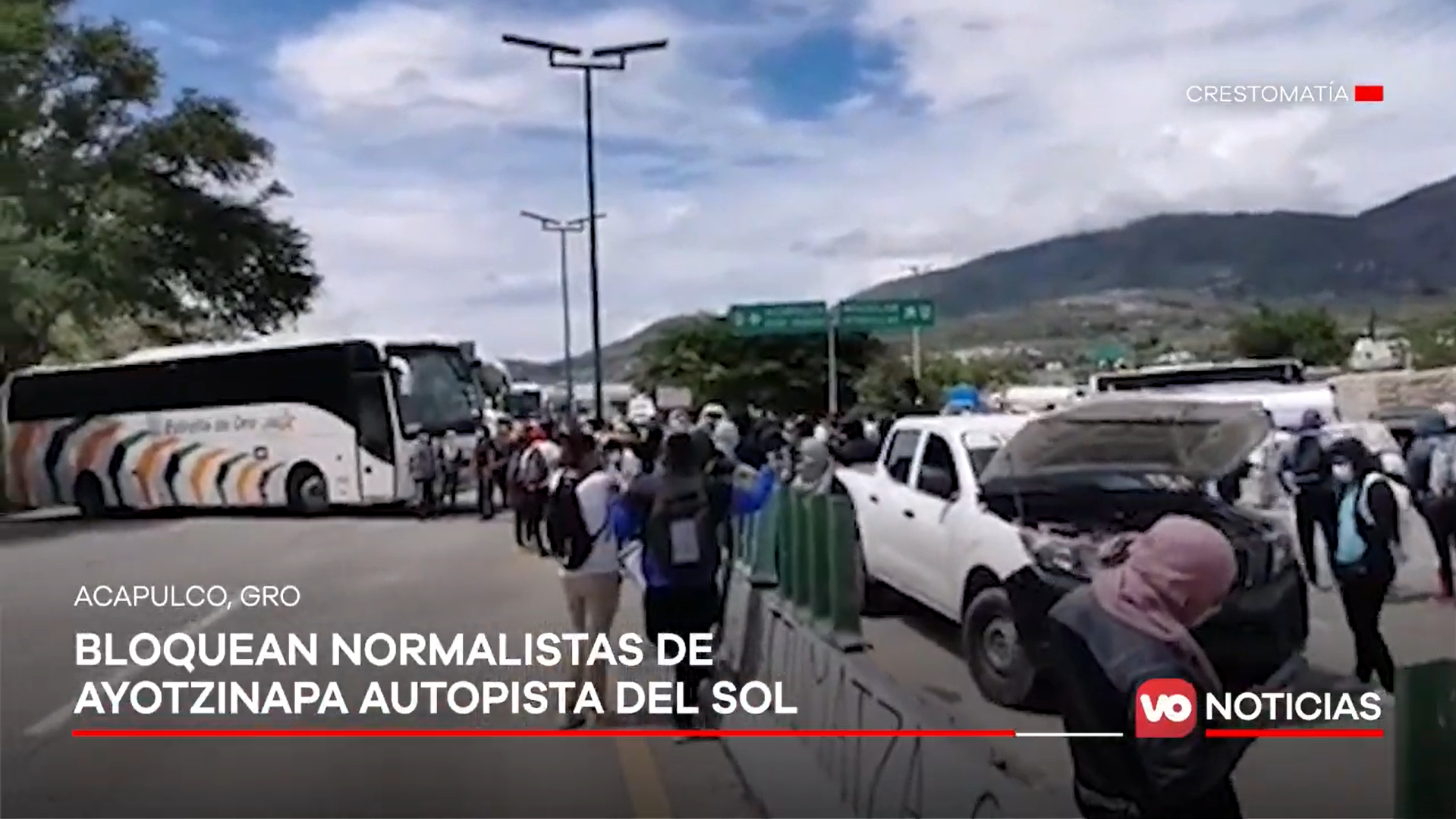 VIDEO: Bloquean normalistas de Ayotzinapa Autopista del Sol