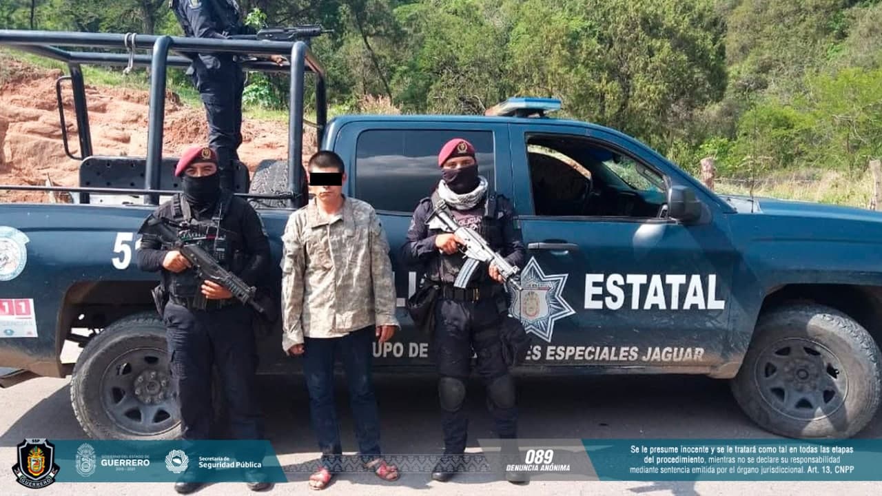 VIDEO: Detienen a un joven por portación de probable droga, cartuchos y poncha llantas en Tetipac