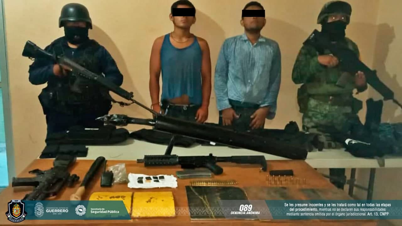 Caen dos jóvenes por portación de armas y equipo táctico