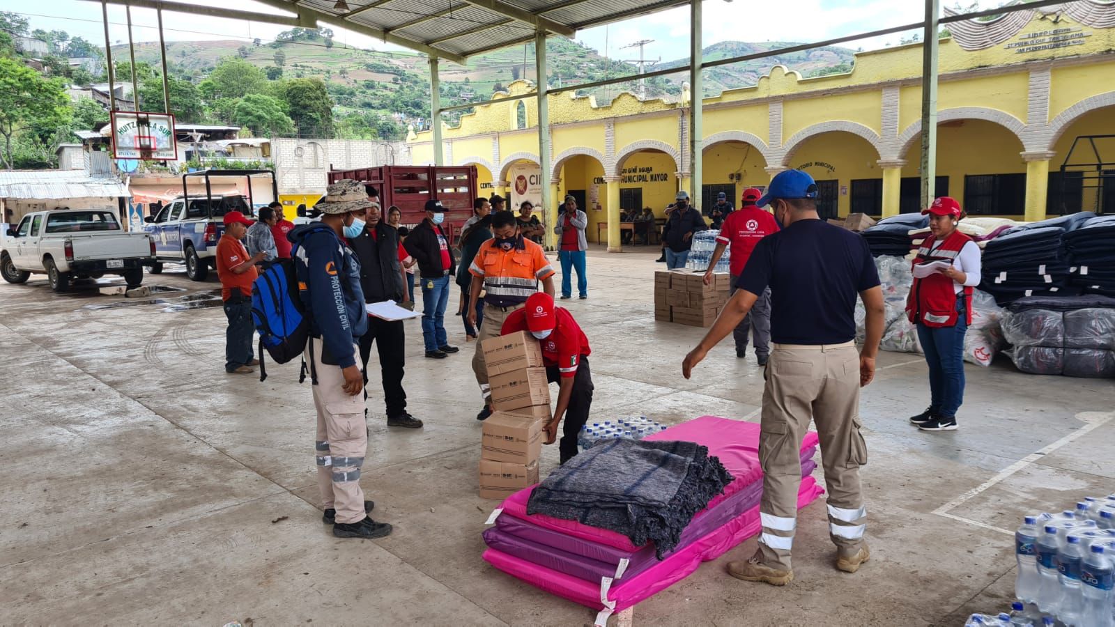 VIDEO: Evacuan a nueve familias en la localidad de Huitzapula ante riesgo de un deslizamiento de ladera
