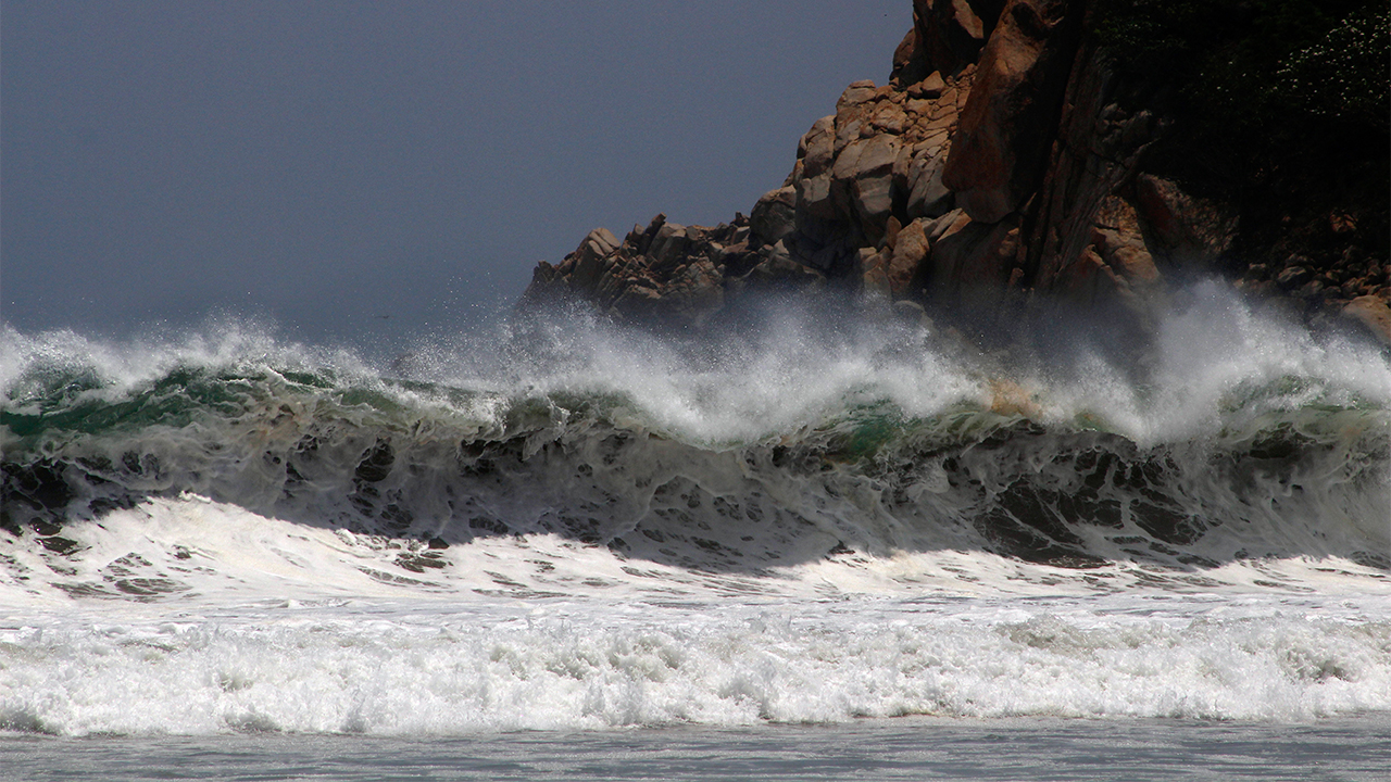 Mar de Fondo genera daños en playa Revolcadero, Acapulco