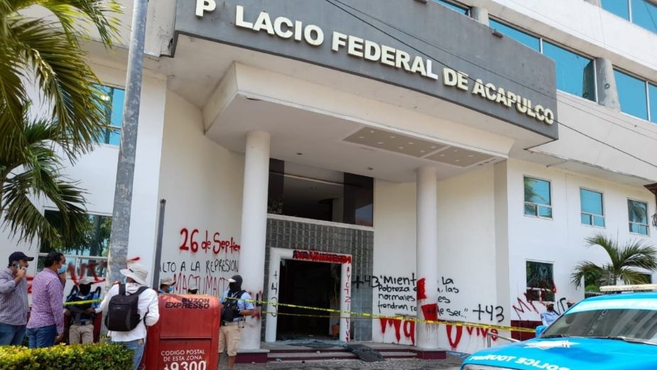 Normalistas de Ayotzinapa vandalizan Palacio Federal de Acapulco