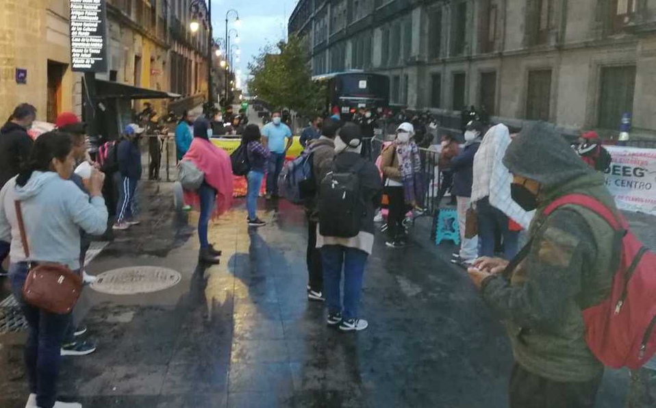 Protestan maestros de Guerrero en Palacio Nacional