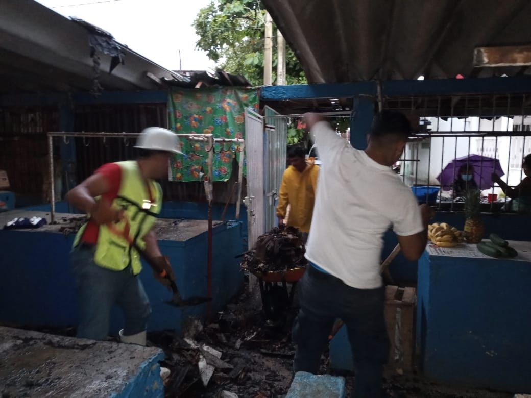 Colapsa techo de mercado en una comunidad de Tecpan