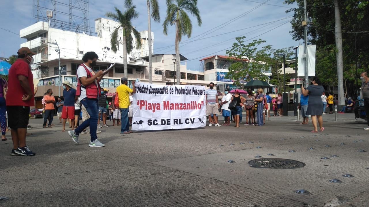 Bloquean pescadores la Costera Miguel Alemán en Acapulco