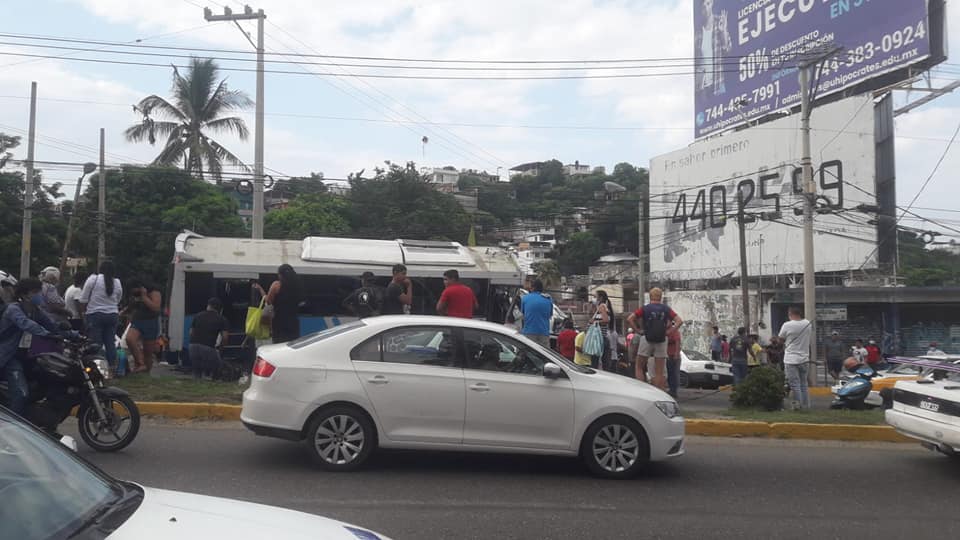 Atacan a chofer de urbano en Acapulco y embiste a dos taxis