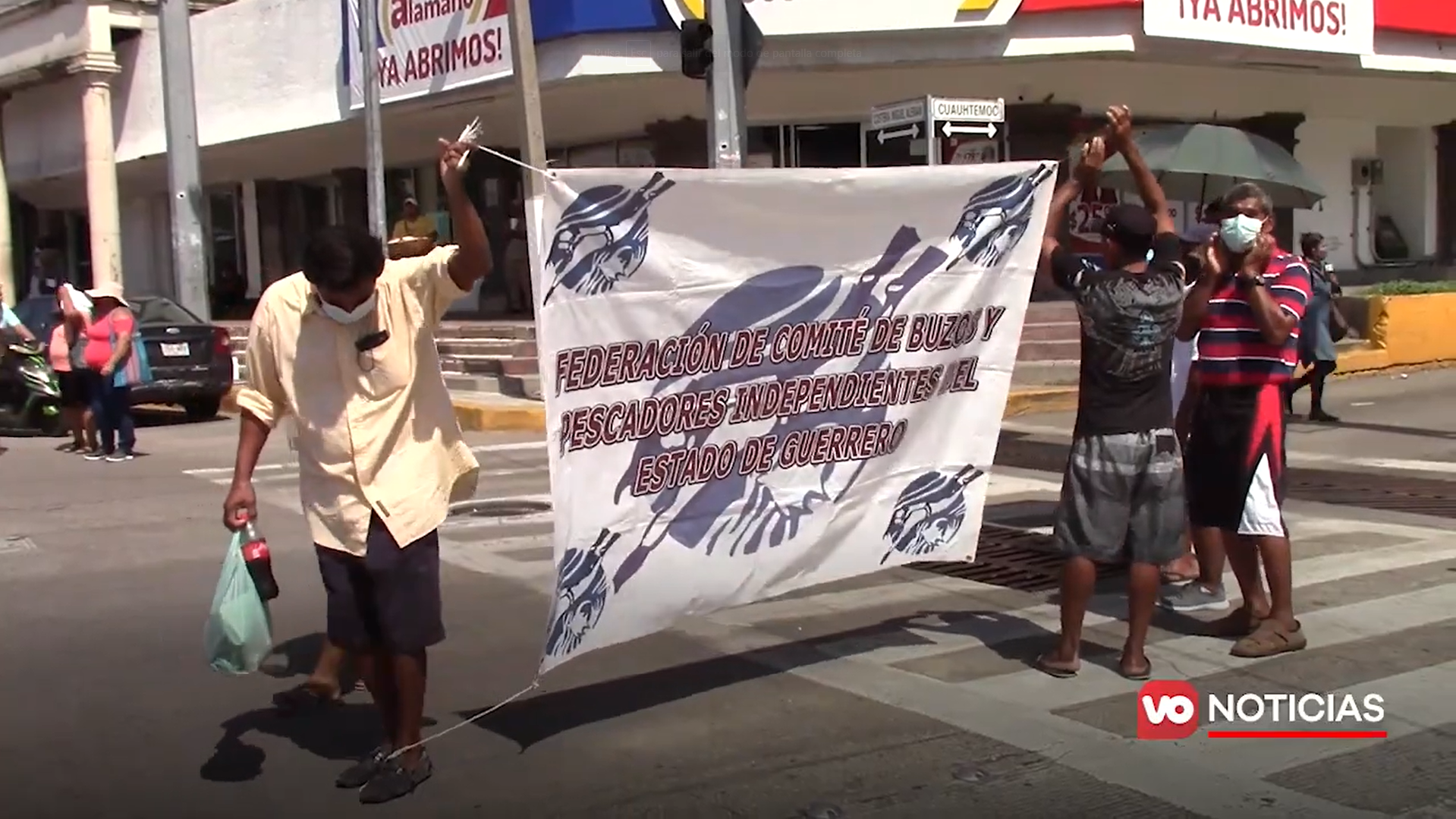 VIDEO: Bloquean pescadores avenida Costera para exigir apoyos al Estado