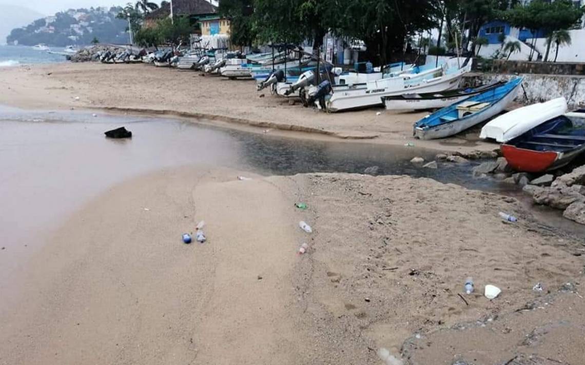 Utilizan pastillas para el mal olor de desagües en Acapulco