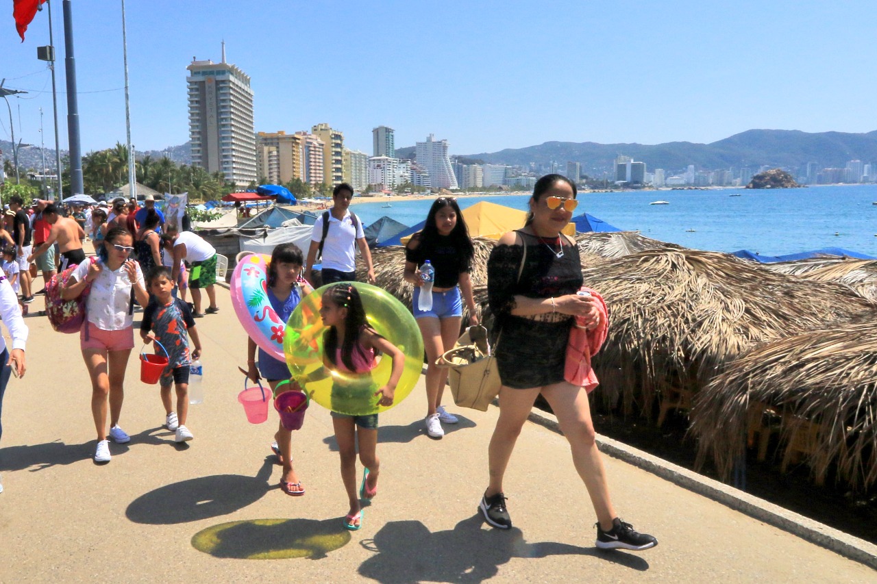 A pesar de aumento de casos COVID-19, Acapulco se muestra lleno