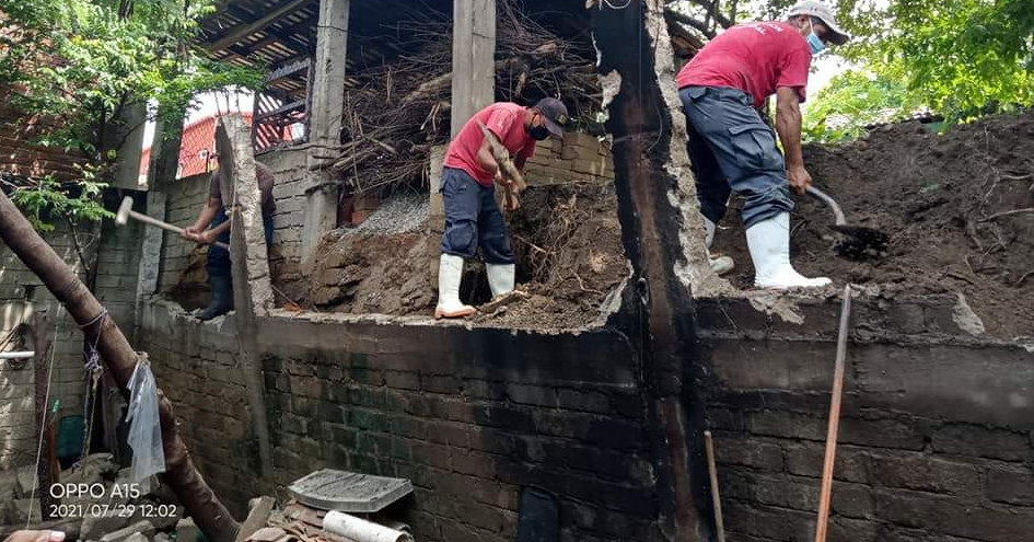 VIDEO: Lluvias en Atoyac dejan una barda colapsada en una vivienda