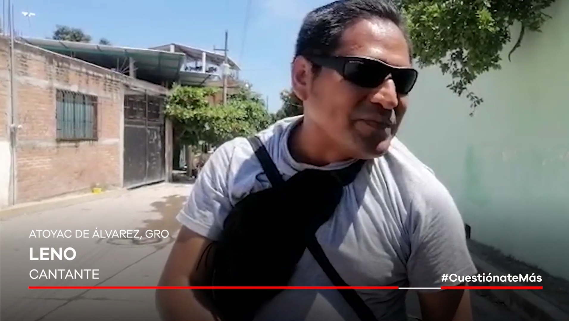 VIDEO: Conoce la historia de Leno, un cantante que sale a las calles a ganarse la vida en Atoyac