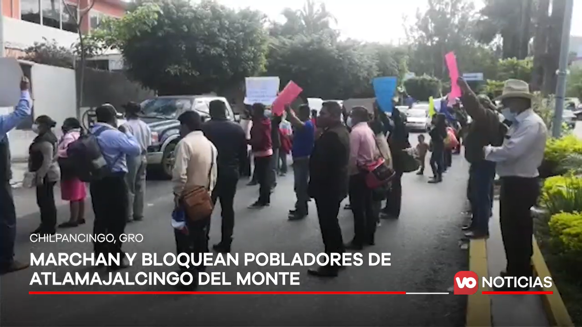 VIDEO: Marchan y bloquean pobladores de Atlamajalcingo del Monte para exigir obras