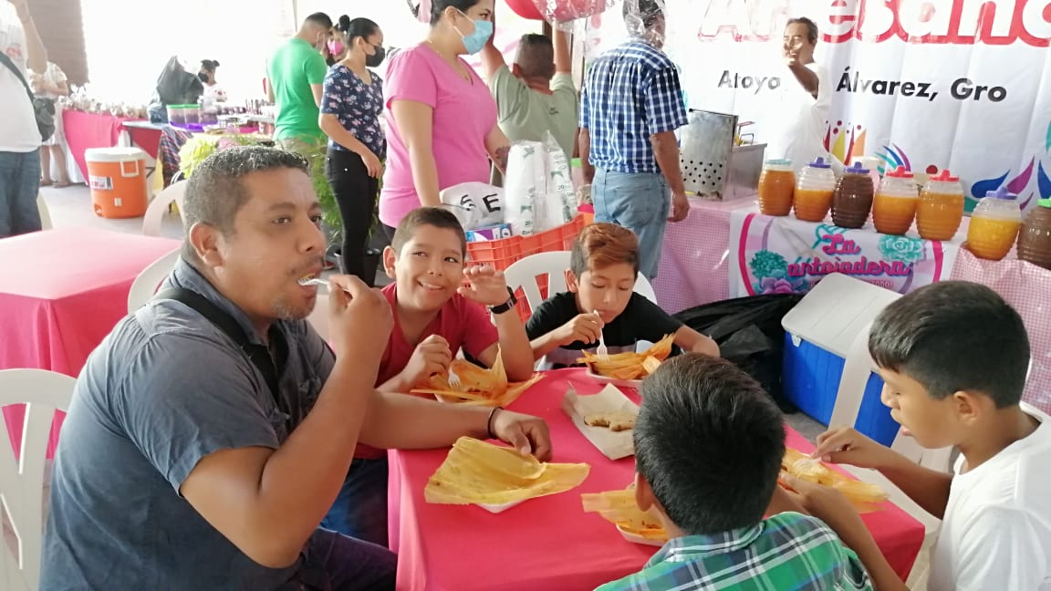 VIDEO: Se realiza tianguis gastronómico y artesanal en Atoyac