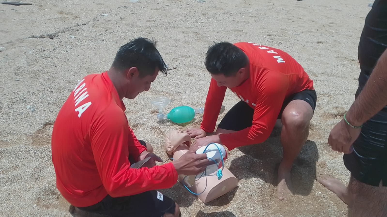 Salvavidas de Acapulco reciben capacitación para temporada