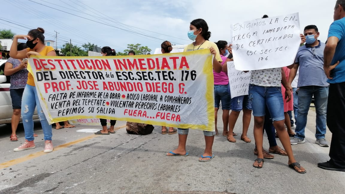 Bloquean carretera padres de escuela secundaria en Atoyac