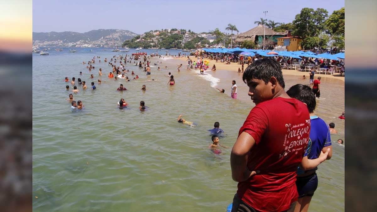 Continúan descargas de aguas negras a bahía de Acapulco