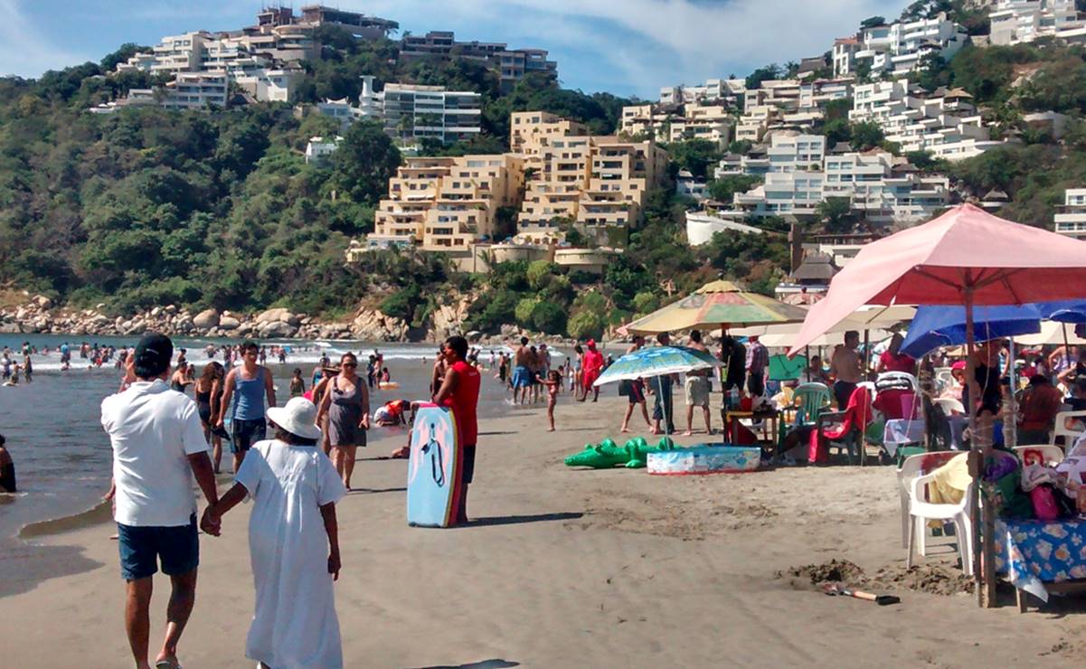 Acapulco luce abarrotado a pesar de semáforo amarillo