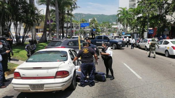 VIDEO: Balacera en costera deja dos muertos y un herido
