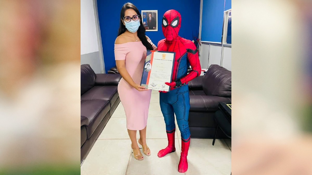 Joven universitario recibe su título vestido de Spider-Man