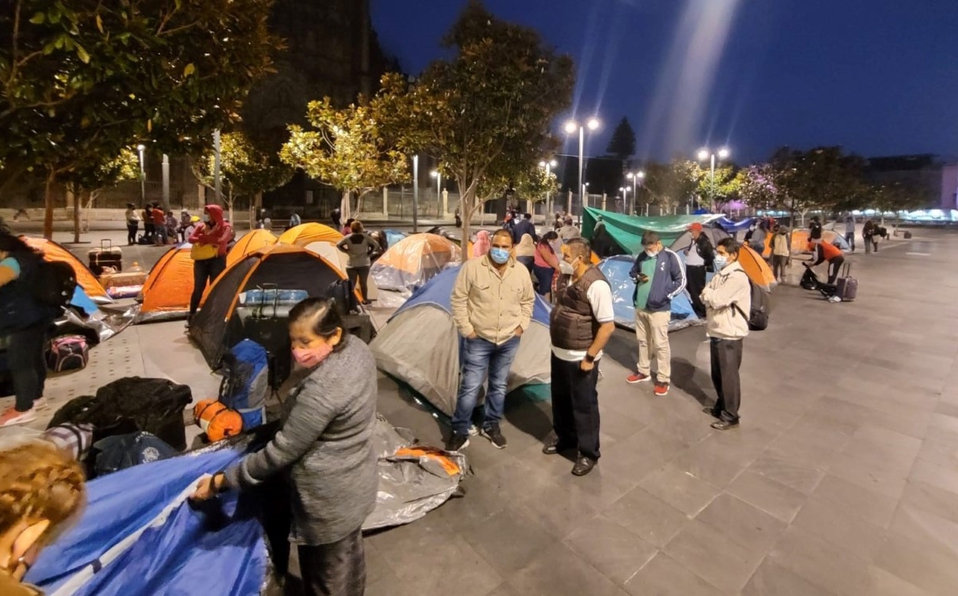 Profesores guerrerenses instalan plantón en Palacio Nacional