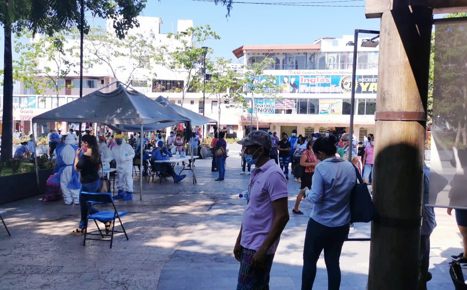 Jóvenes saturan módulos de pruebas COVID en Acapulco