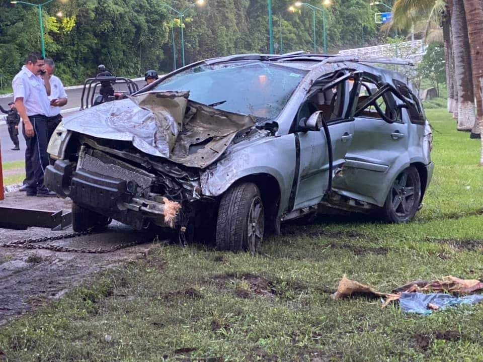 Vuelca camioneta de lujo cerca de Ixtapa, Zihuatanejo