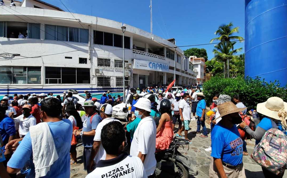 Protestan por descarga de aguas negras en Acapulco