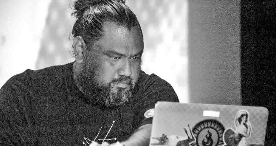 El artista acapulqueño Abraham Chavelas, convalece de COVID-19 y piden apoyo para su rehabilitación