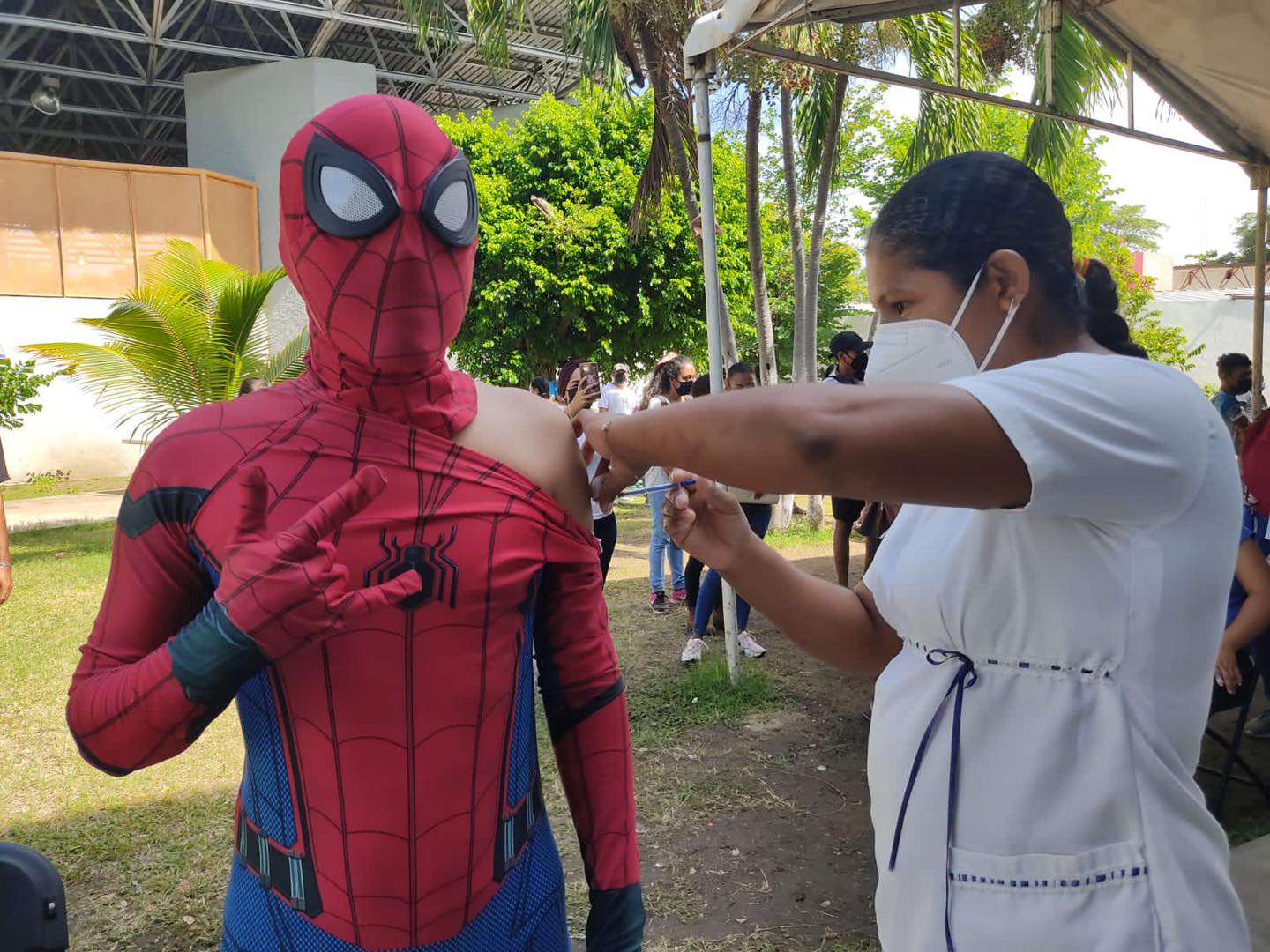 Con sillas y disfraces, esto fue lo más gracioso que paso esta semana de vacunación en Acapulco