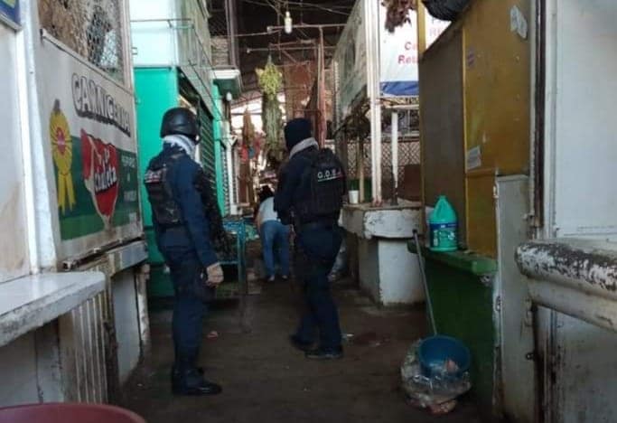 Asesinan a hombre y menor de edad en mercado de Iguala