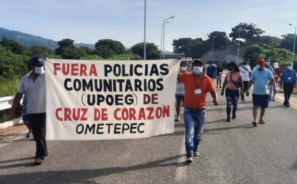 Pobladores de Ometepec bloquean carretera y exigen salida de UPOEG