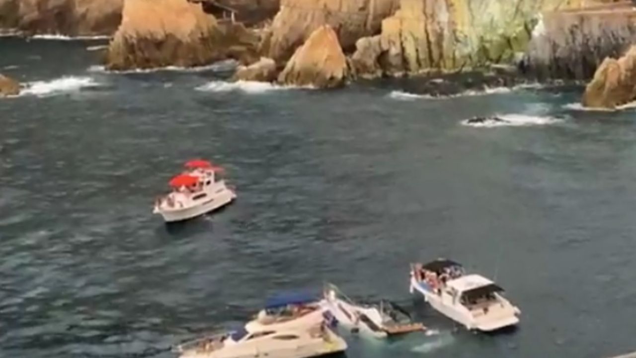 Captan yate turístico hundiéndose en mar de Acapulco