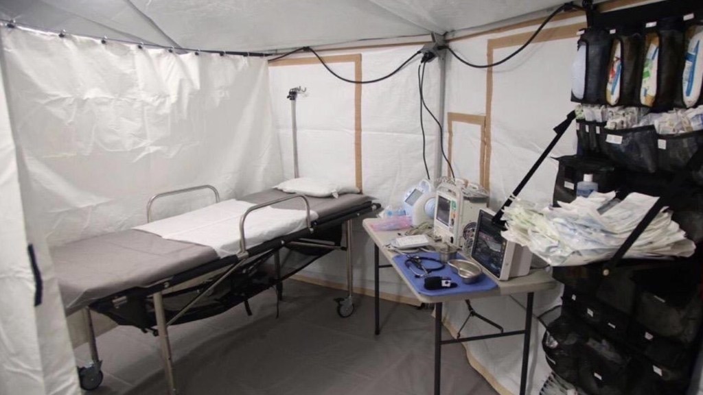 Instalan hospital móvil por alza de contagios por COVID-19