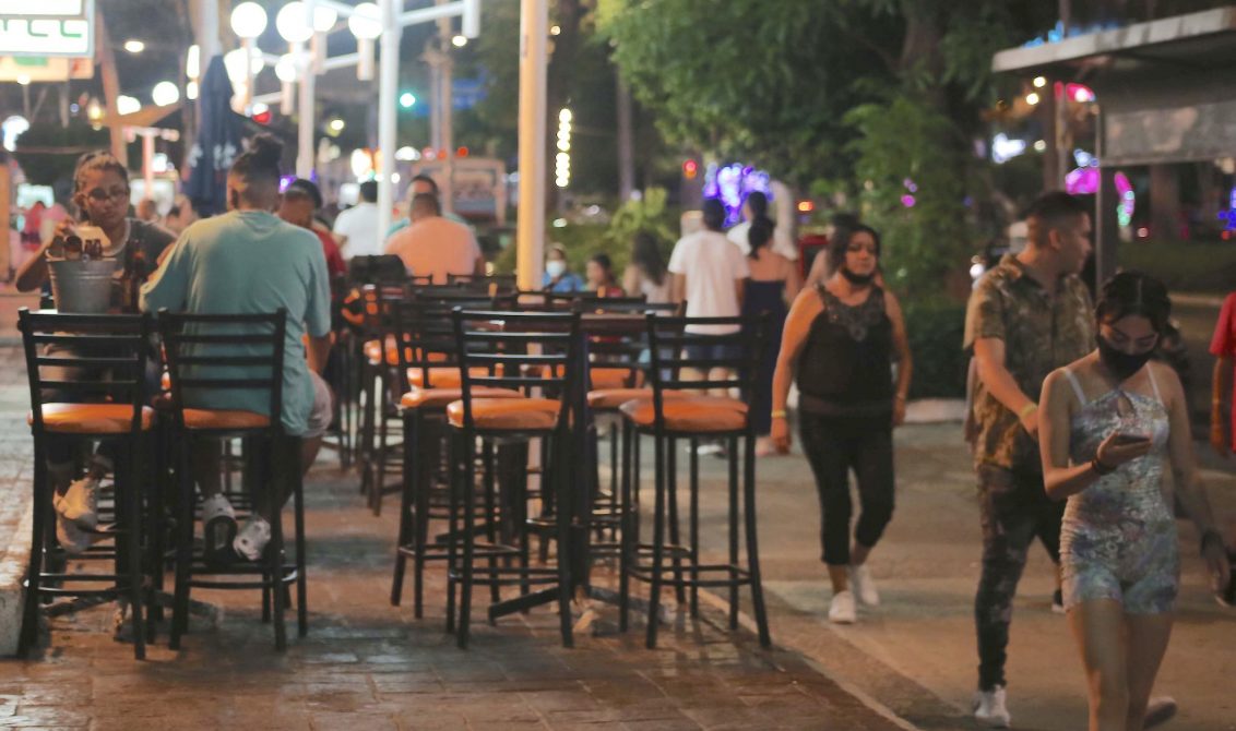 Cierran bares y discotecas por semáforo rojo en Guerrero