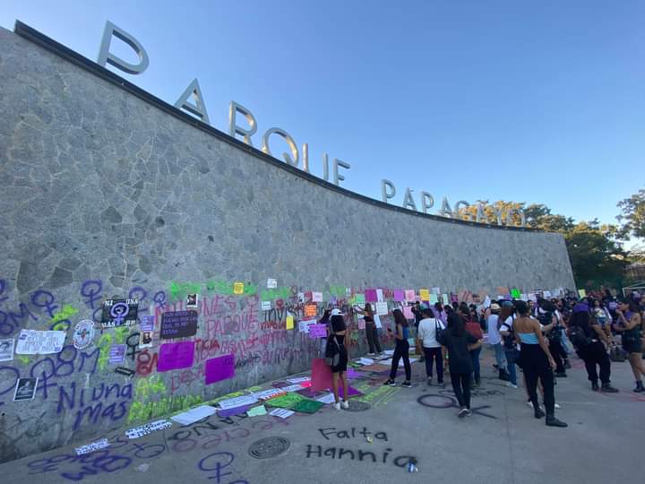 Comienzan a limpiar mensajes de feministas en el muro del Parque Papagayo