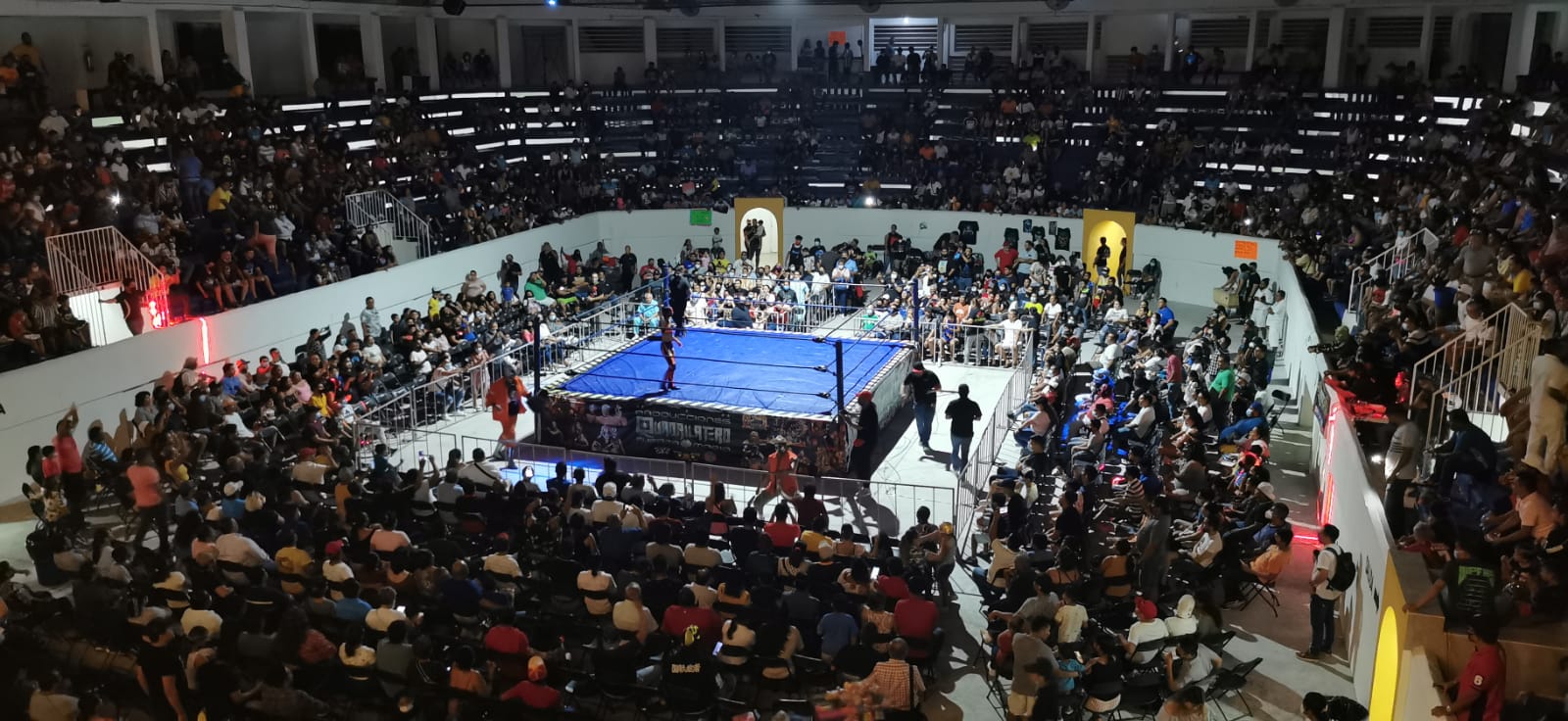 Se lleva a cabo en Acapulco espectacular función de lucha libre