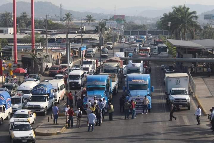11 horas de bloqueo en Acapulco por parte de transportistas