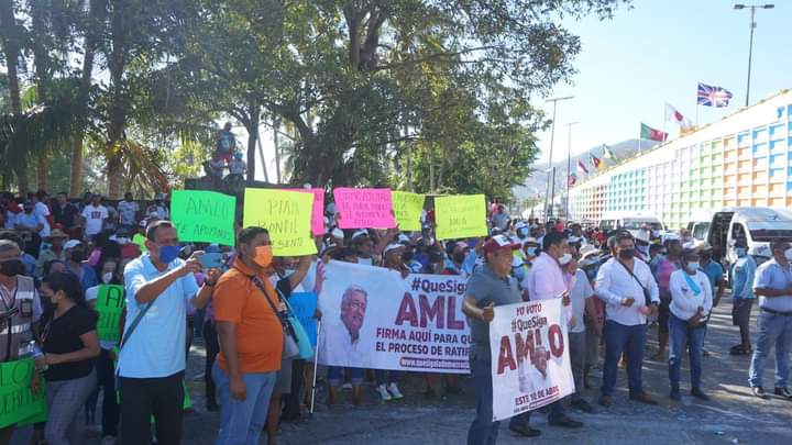 Reciben a López Obrador en Acapulco con manifestación de quejas
