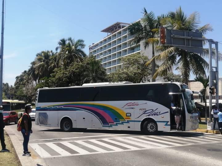 Normalistas bloquean la Costera por 90 meses del caso Ayotzinapa