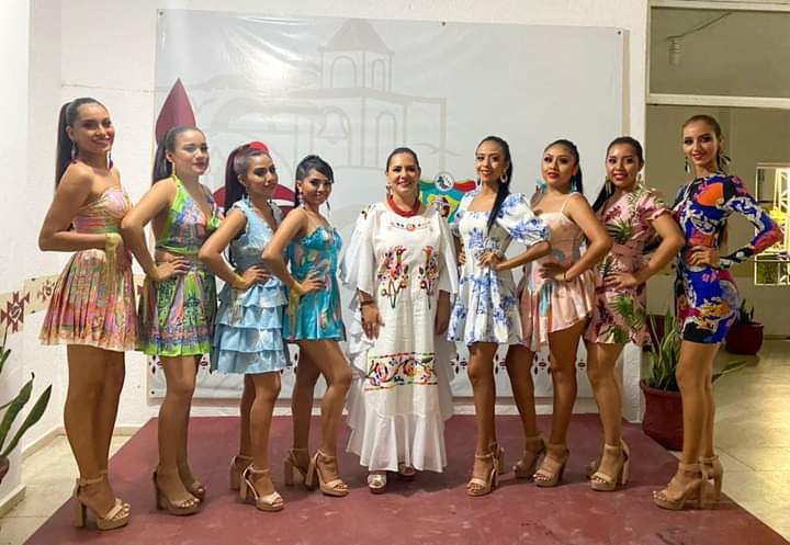 Presentan candidatas a Reina del Café en el zócalo de Atoyac