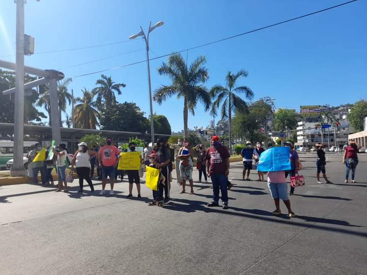 Maestros bloquean Costera y Cuauhtémoc