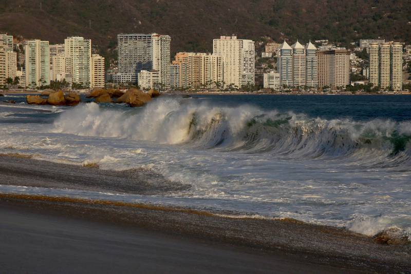 Prevén en Acapulco olas de hasta 2.4 metros de alto