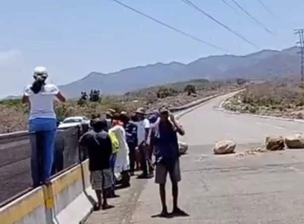 Bloquean campesinos nuevo libramiento en Coyuca de Benítez
