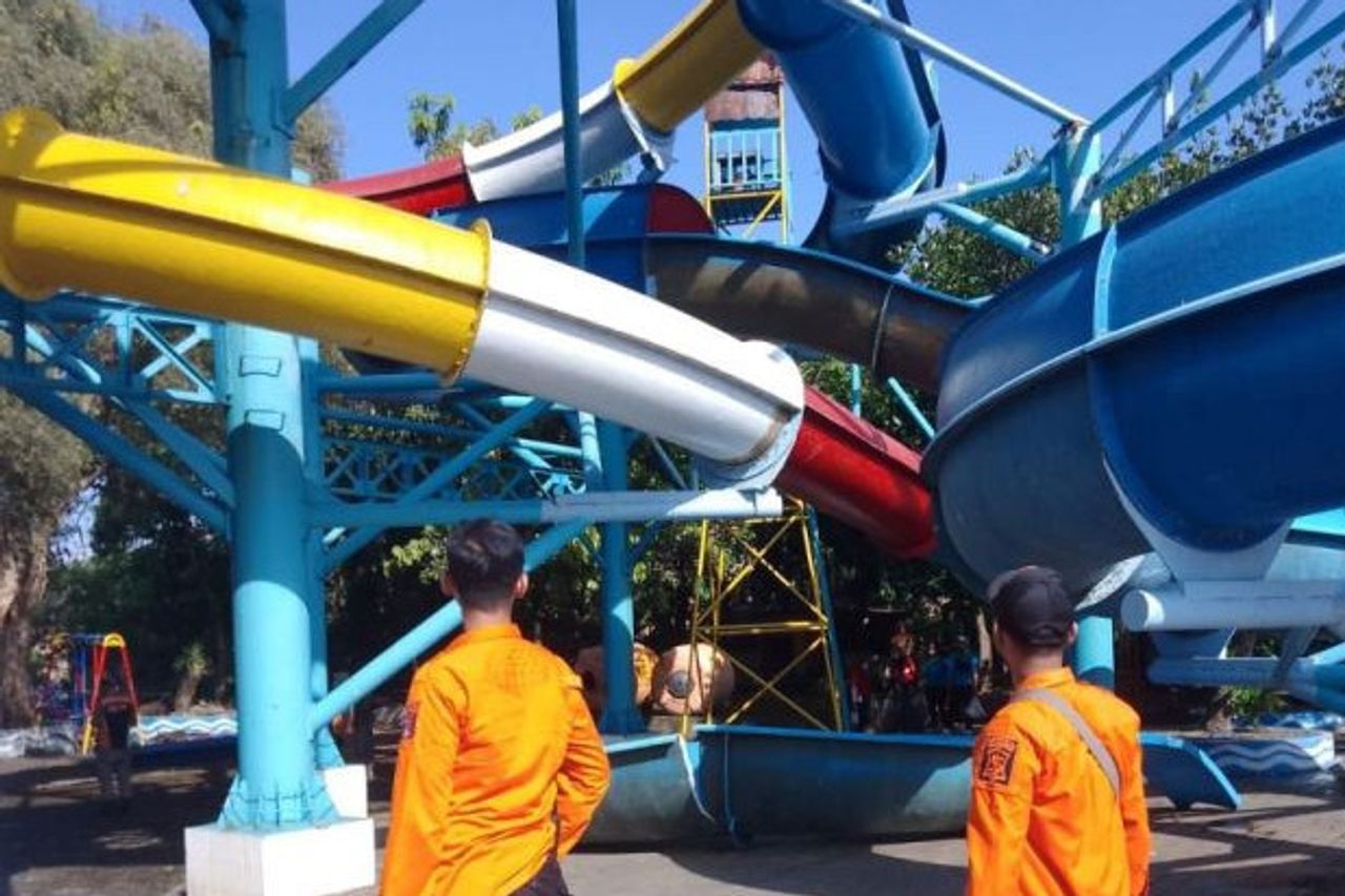 En Indonesia, varios niños caen al suelo por desprendimiento de tobogán